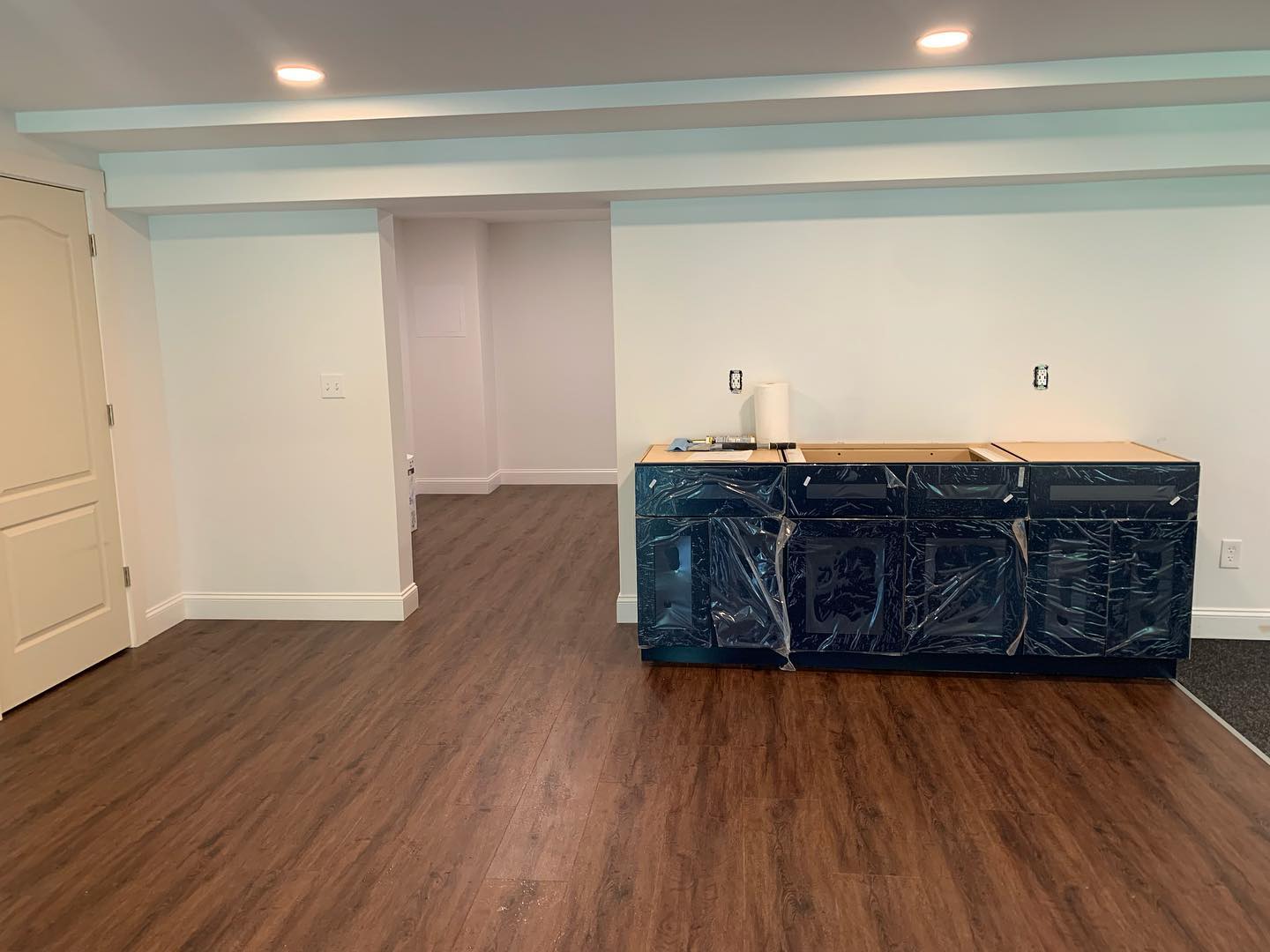 Empty room with wooden floor and marble countertop.